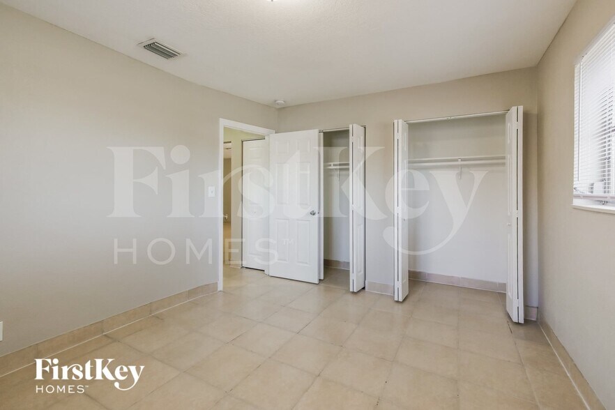 Building Photo - 3600 NW 40th Ct