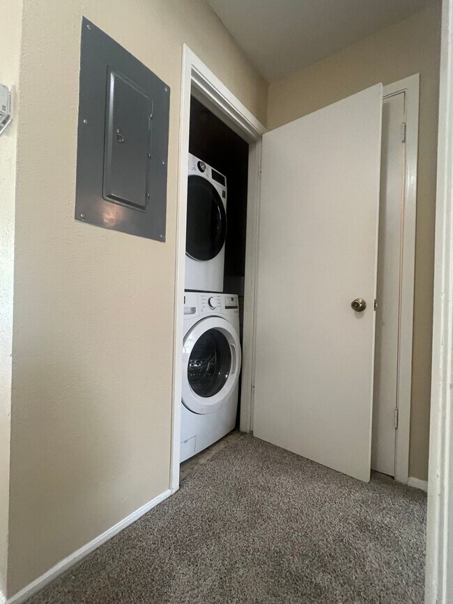 Building Photo - WEST CAMPUS - 2 BEDROOM - 2 BATHROOM  - AUGUST 2026 MOVE IN