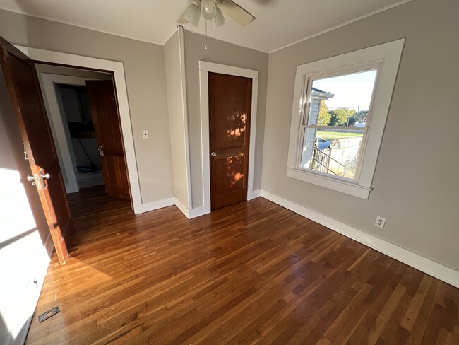 Bedroom 3 with closet - 829 W Mountcastle St