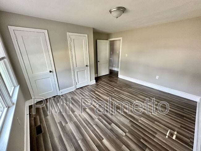 Building Photo - 2201 Vine St