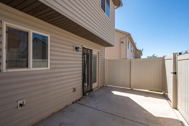 Building Photo - 3 bedroom- 2.5 bath Townhouse