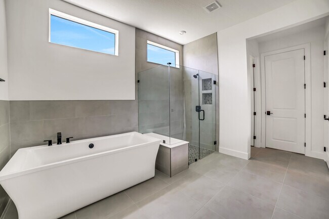 Building Photo - 20161 SE Bridgewater Dr