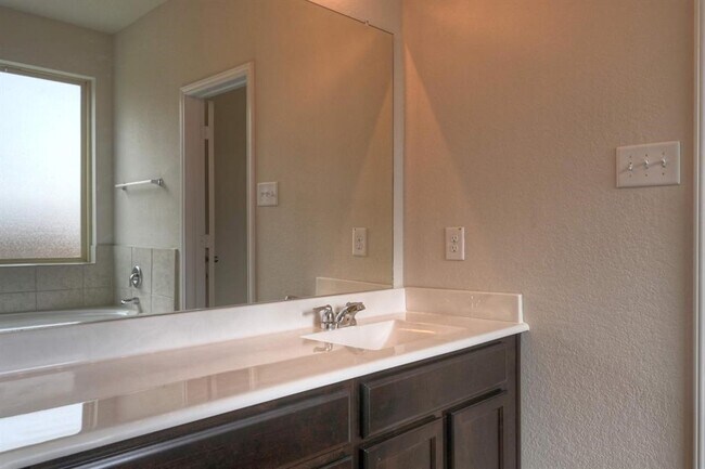 Building Photo - 2206 Spring Hollow Dr