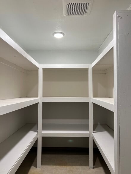 Building Photo - 730 Schoen St