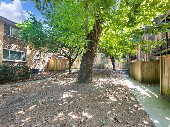 Building Photo - 115 Biscayne Dr NW