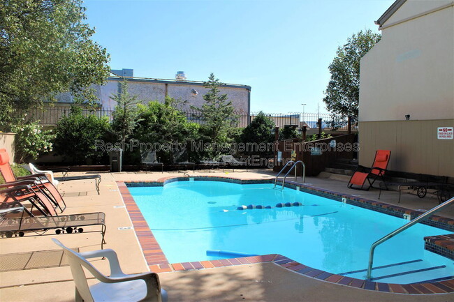 Building Photo - 11130 N Stratford Dr