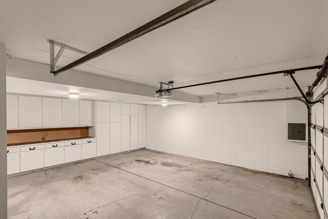 Building Photo - 3 Bedroom 3 Bath in Littleton next to horseshoe park!!