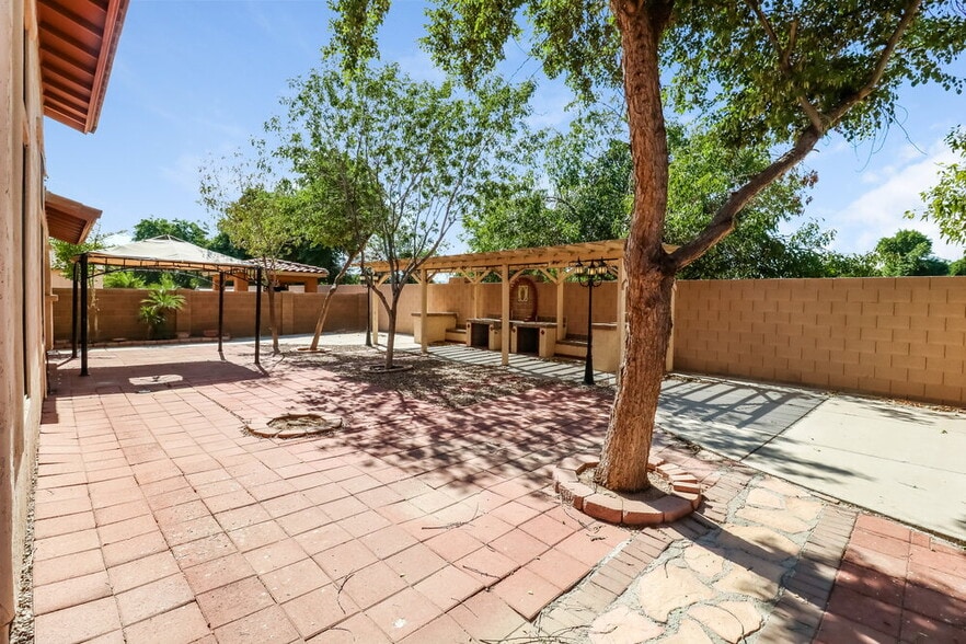 Building Photo - 3116 S 82nd Ln