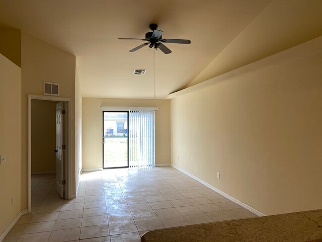 Building Photo - 910 SE 12th Terrace