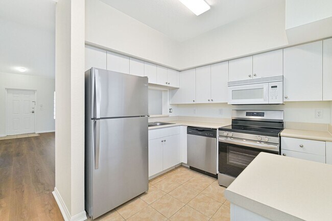 Building Photo - ~2 bed/2 bath UPDATED condo at The Cove on Six Mile