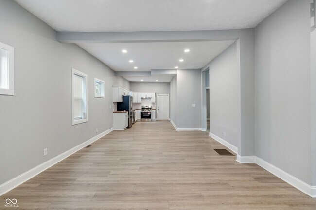 Building Photo - 2224 N Kenwood Ave