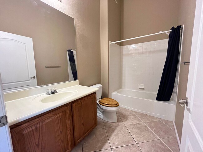 Building Photo - Cozy 2 Bedroom 2 Bathroom Condo in Gated C...
