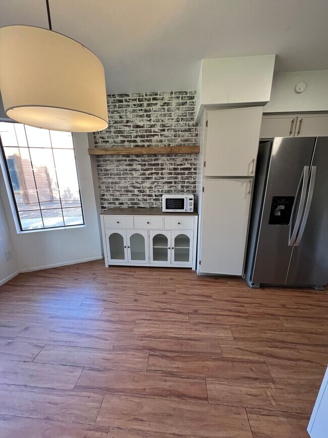 Building Photo - 3 Bedroom 2 bath Condo in Midvale!