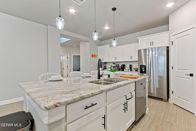 Building Photo - 824 Paseo Solar Dr