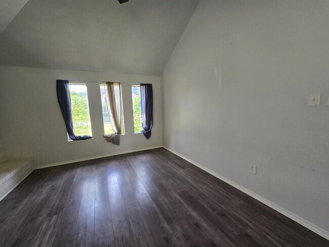 Building Photo - 610 Woodlake Cir