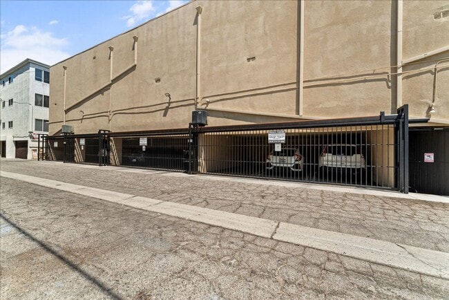 Building Photo - 17424 Burbank Blvd