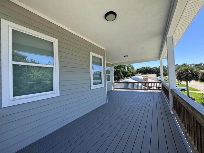 Building Photo - 4 Bedroom in Tomoka View