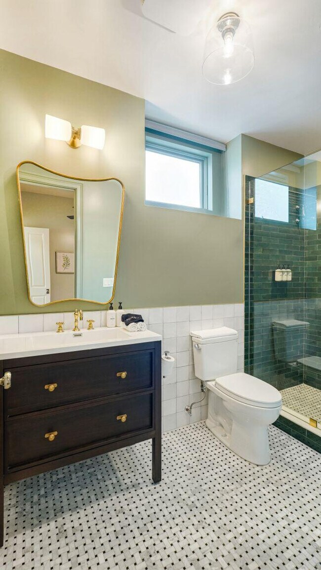 Building Photo - 604 Baronne St