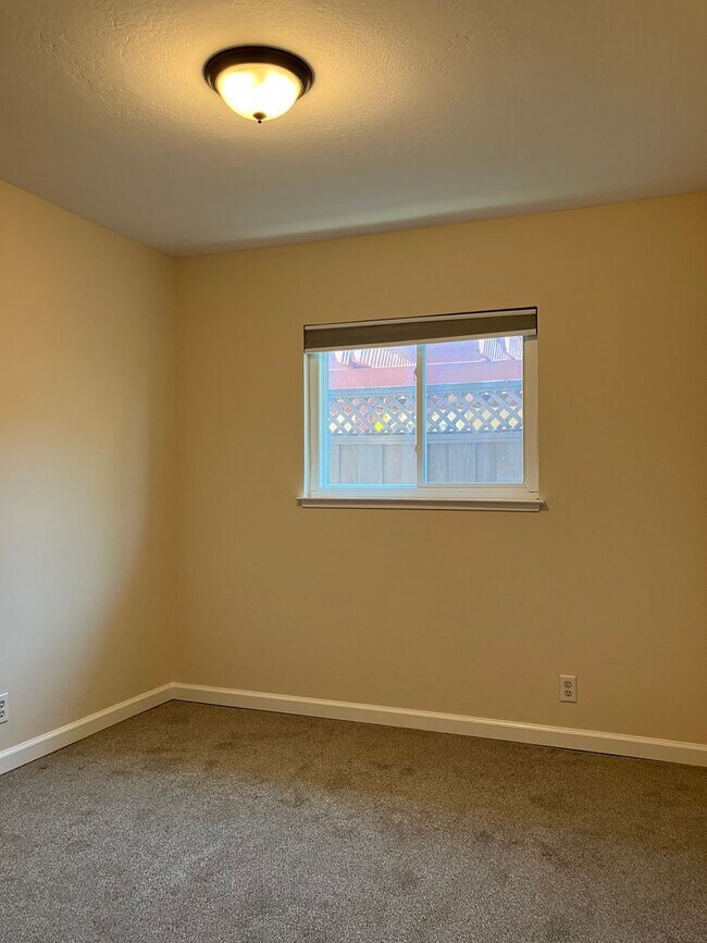 Building Photo - Nicely Updated 4-Bedroom House With Nice B...