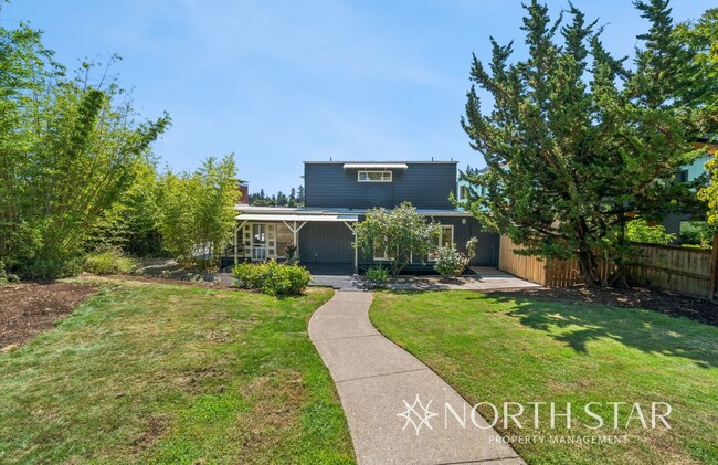 Building Photo - Newly renovated stunning lakefront home.
