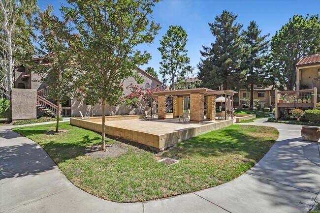 Building Photo - 2 Bedroom, 1 Bath, Upstairs Condo in the C...