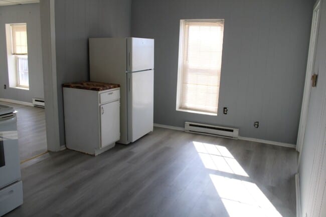 Building Photo - Apartment