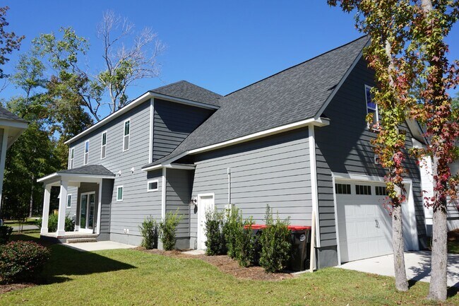 Building Photo - 4BR/3.5BA Home in the Gated Community of R...