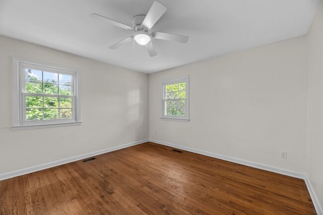 Building Photo - 607 Pinetree Dr