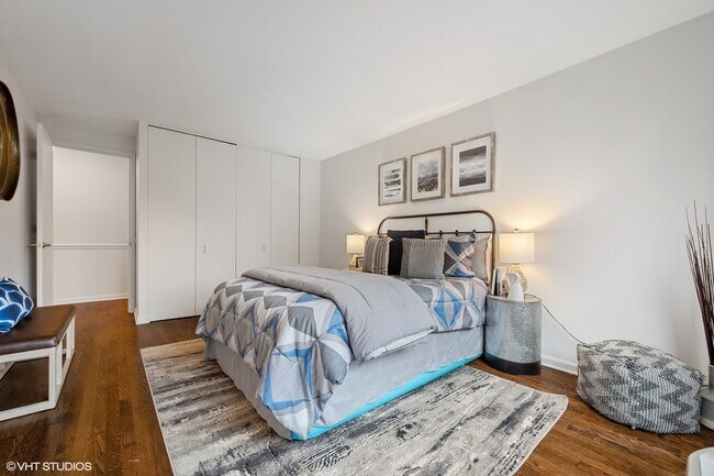 Building Photo - 901 S Plymouth Ct