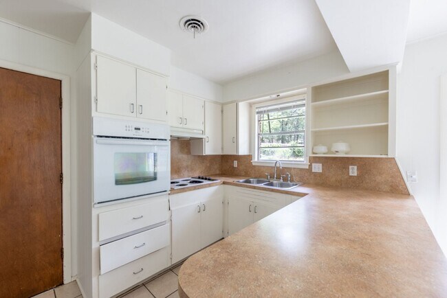 Building Photo - Charming Single-Level Brick Home with Large Yard & Patio in Little Rock