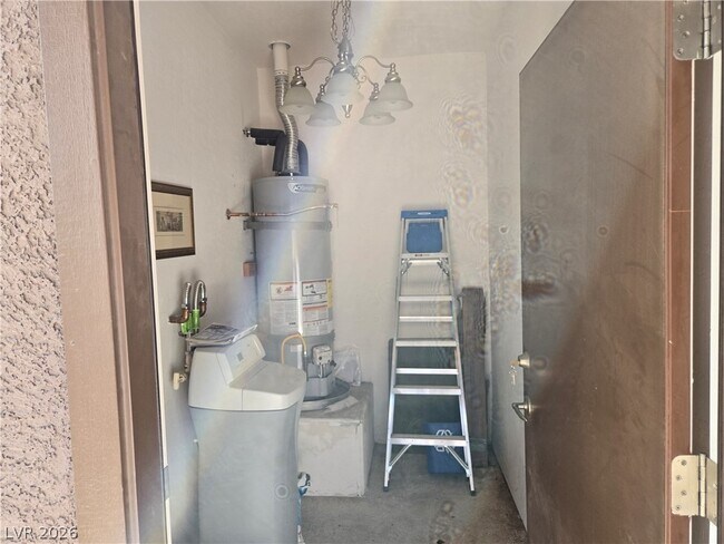 Building Photo - 6868 Sky Pointe Dr