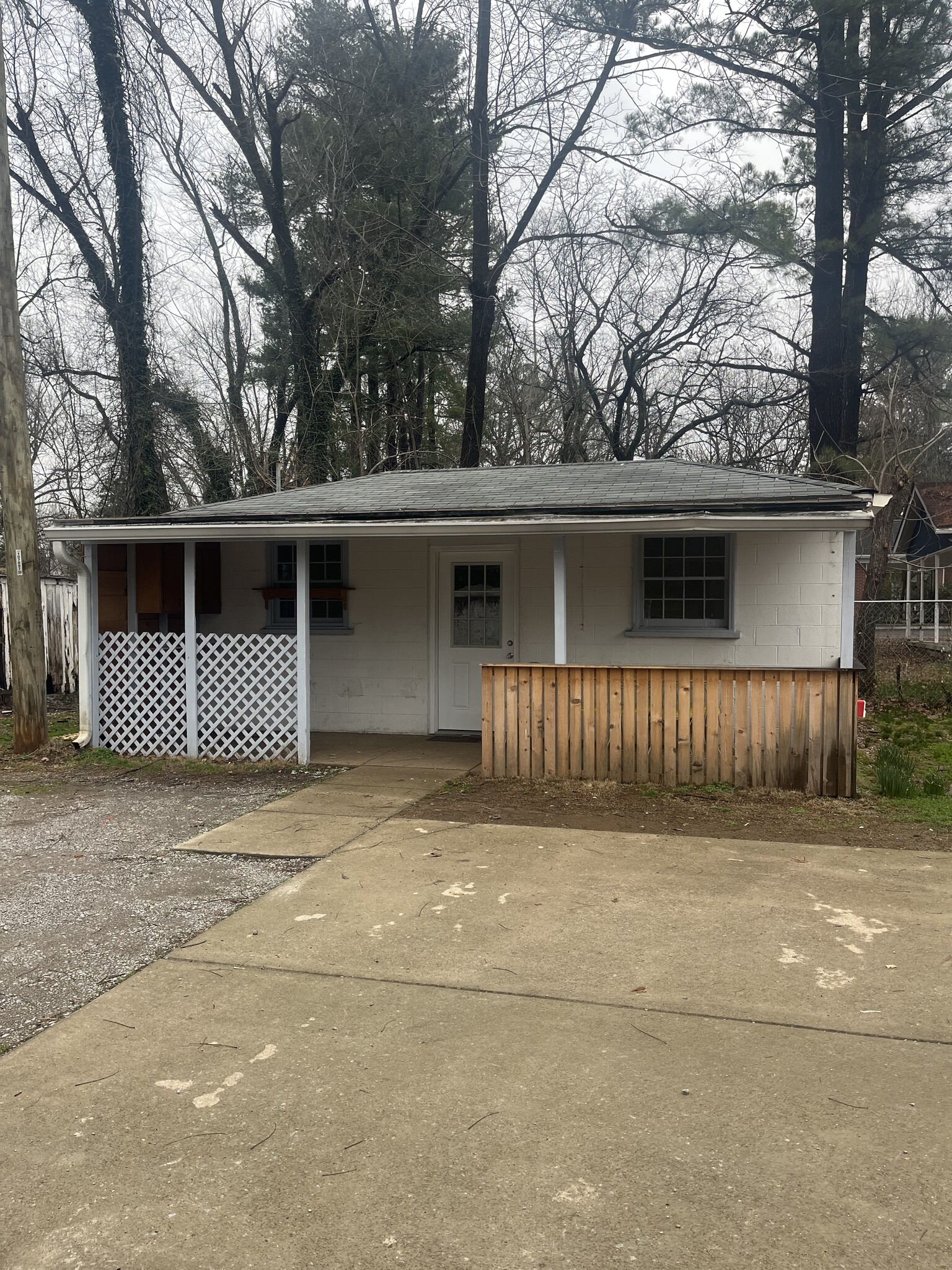 Studio. Can be used as a 4th bedroom, she shed or man cave. - 1827 Middle Tennessee Blvd