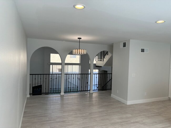 Building Photo - Spacious-Bright 3 Bedroom 2.5 Two story Bathroom Condo