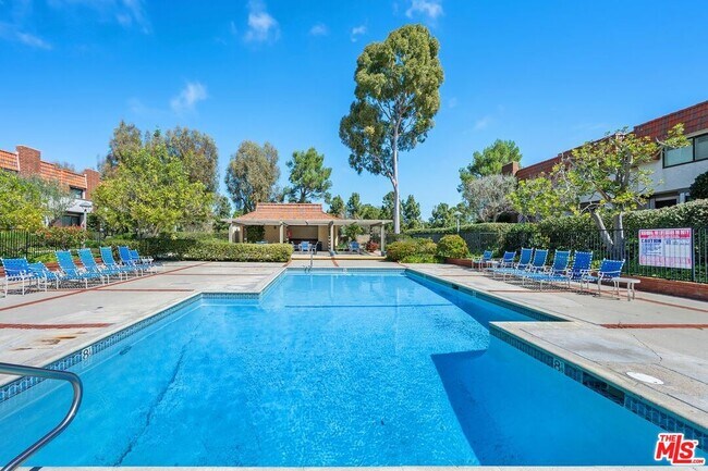 Building Photo - 27912 Ridgecove Ct N