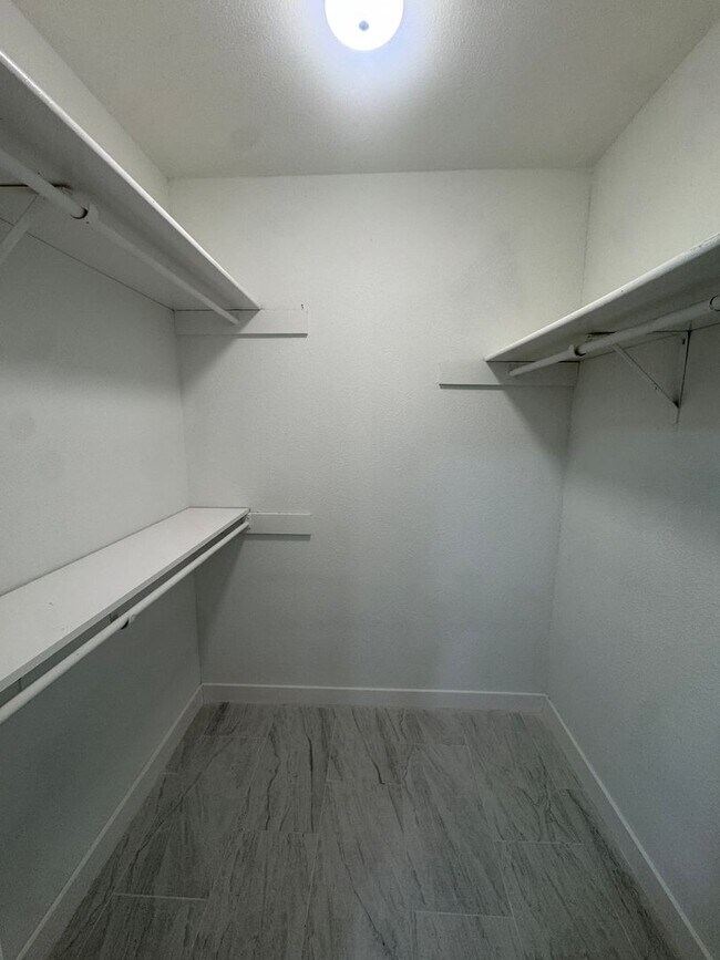 Building Photo - Newly Remodeled 3 Bd | 2 Ba | 2 Car Garage in NW Oxbox! Move In Ready!