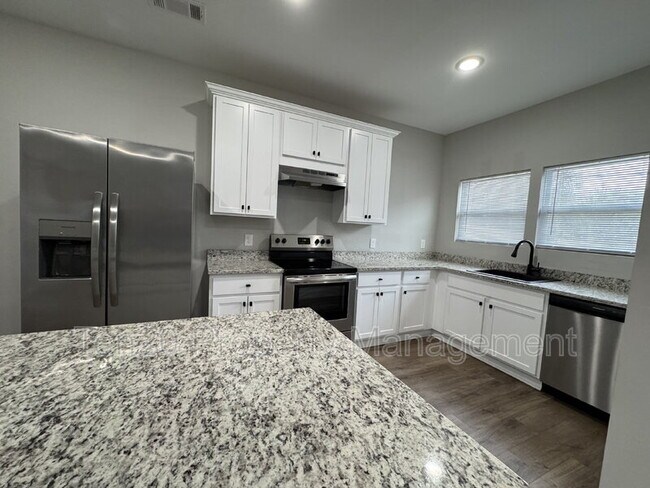 Building Photo - 1346 Ingersoll Dr