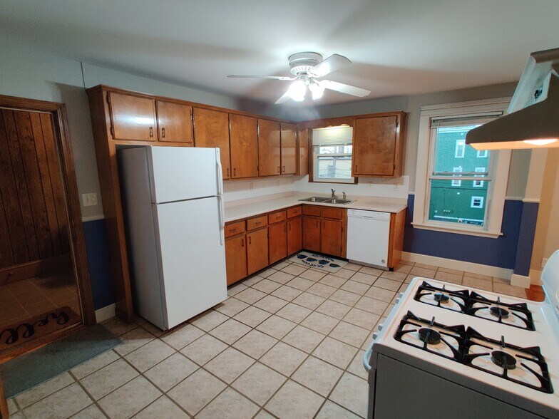 Kitchen - 578 Dubuque St