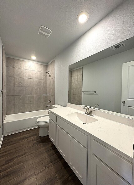 Building Photo - 1202 Lexington Dr