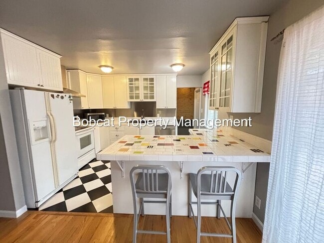 Building Photo - 708 Highland St