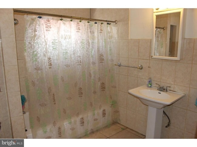 Building Photo - 4-bedroom home in the heat of Reading!