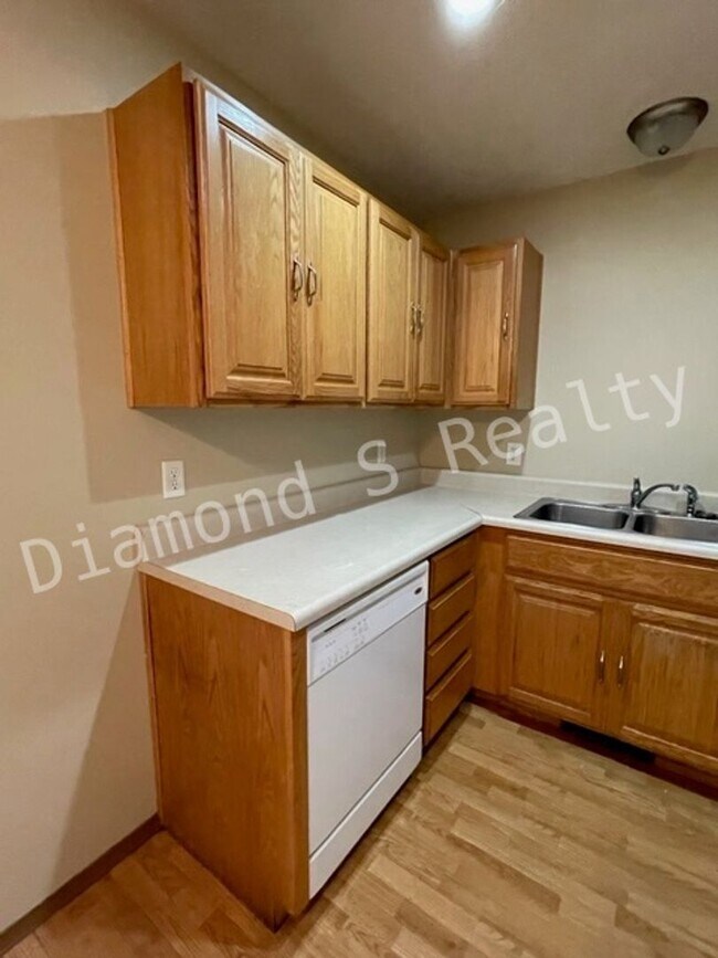 Building Photo - Cute 2 Bed Duplex Available Now - 2 bed, 2 bath, 1 car garage!