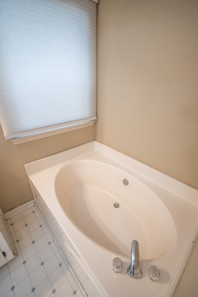 Building Photo - 119 Spring Lake Dr