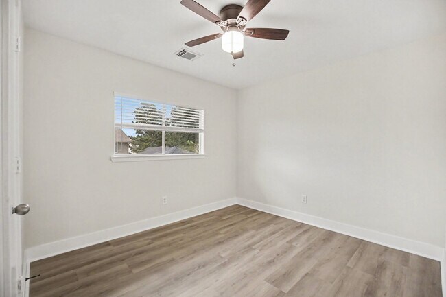 Building Photo - 431 Laurel Timbers Dr