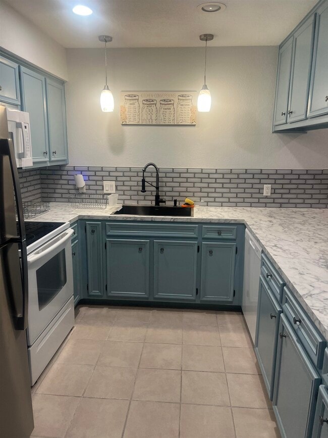 Building Photo - 307 Crestview