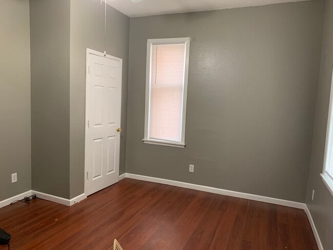 Building Photo - 603 E 22nd St