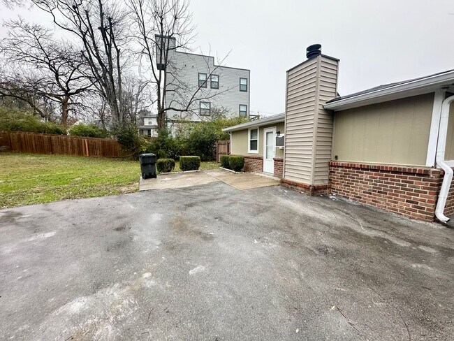 Building Photo - Location is Everything! Great West Side 2 bdmr/1 bth Available Now!