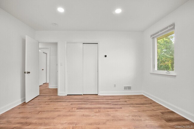 Building Photo - 1341 Pelhamdale Ave