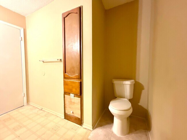 Building Photo - Available Now! 3 Bedroom / 2 Bath Home Nea...