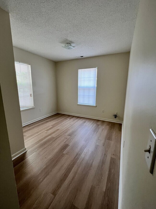 Building Photo - 3 Bedroom 2 Bath House on Peachtree Avenue...