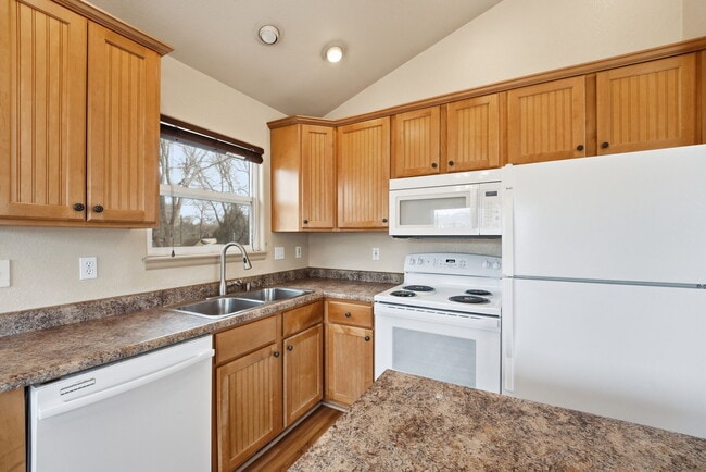 Building Photo - 944 E Moreno Ave